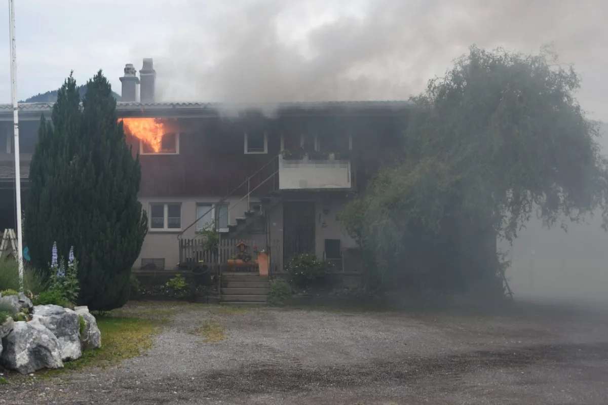 Benken SG - Haus nach Wohnungsbrand nicht mehr bewohnbar - zwei Personen verletzt