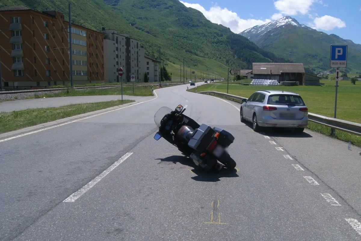 Andermatt UR - Motorrad fährt in Heck von Personenwagen
