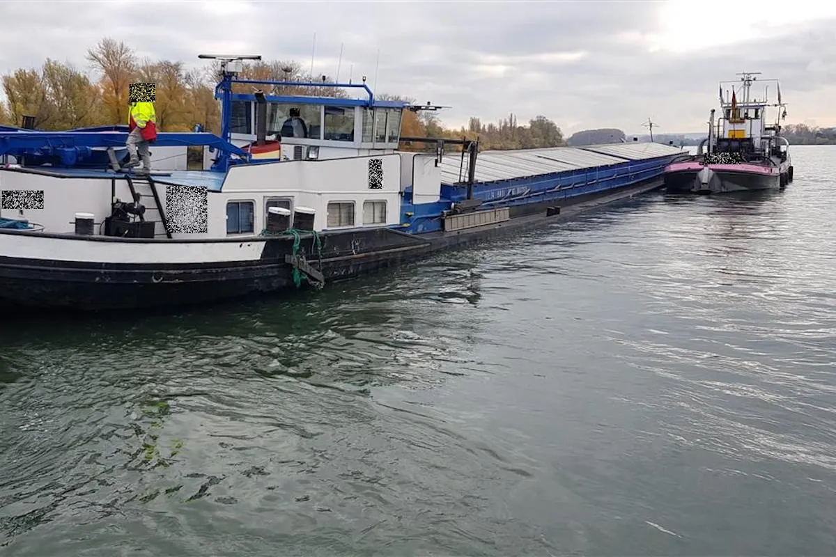 Bingen - Gütermotorschiff fährt sich fest