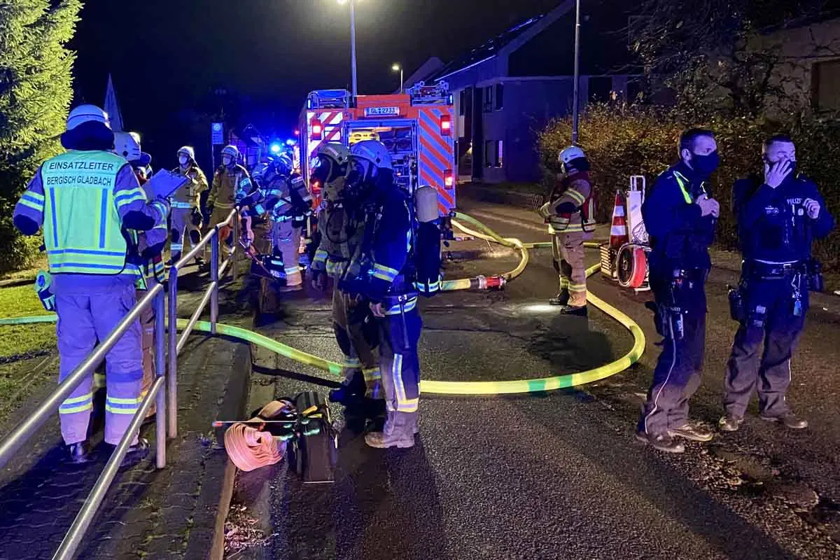 Bergisch Gladbach - Feuerwehr rettet Person und Katze aus brennender Wohnung