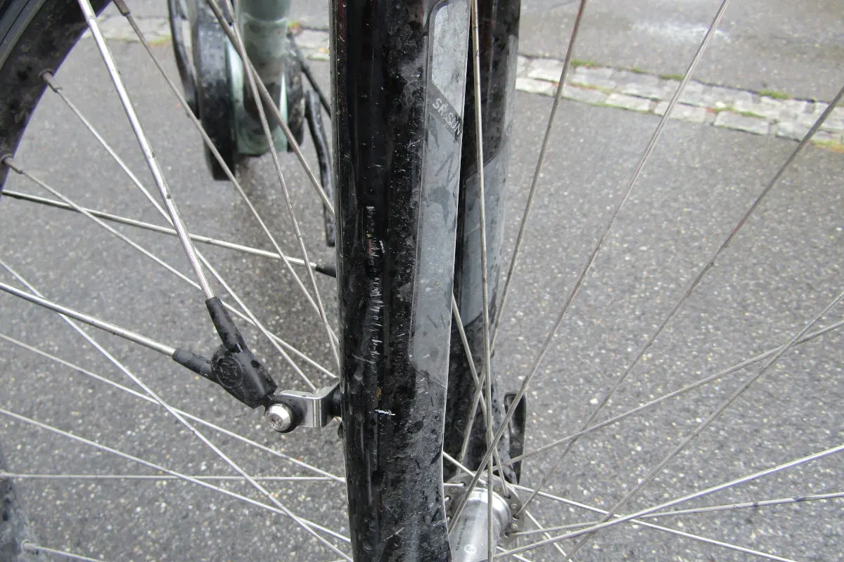 Unfall in Glarus – Kollision zwischen Auto und E-Bike