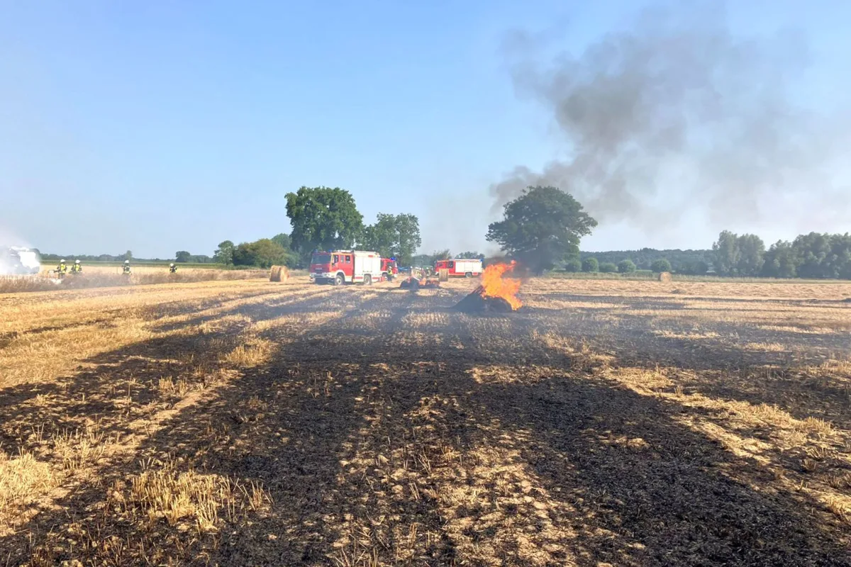 Sonsbeck NW – Brand von Strohpresse und Feld