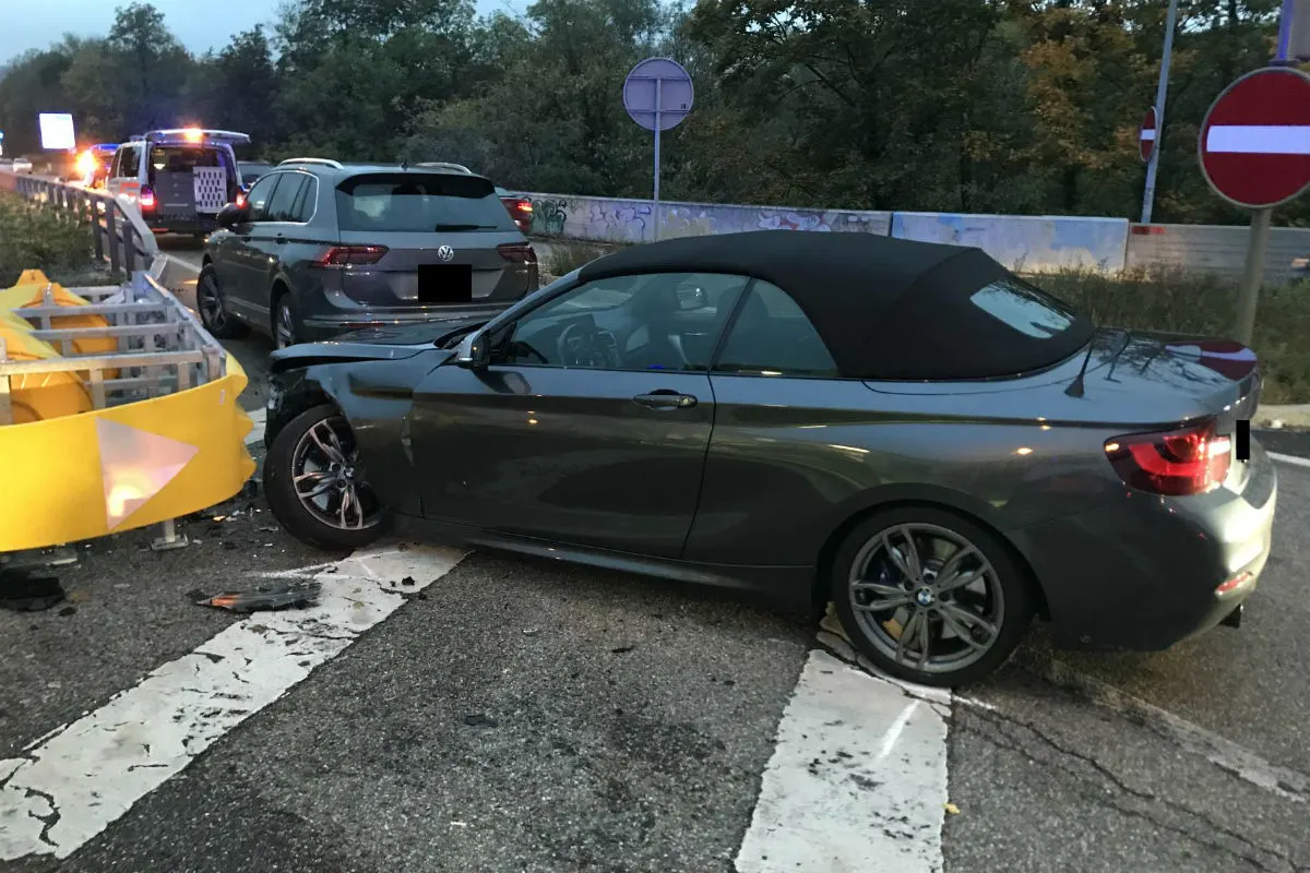 Unfall Muttenz BL - Kollision zwischen zwei Personenwagen - eine Person leicht verletzt