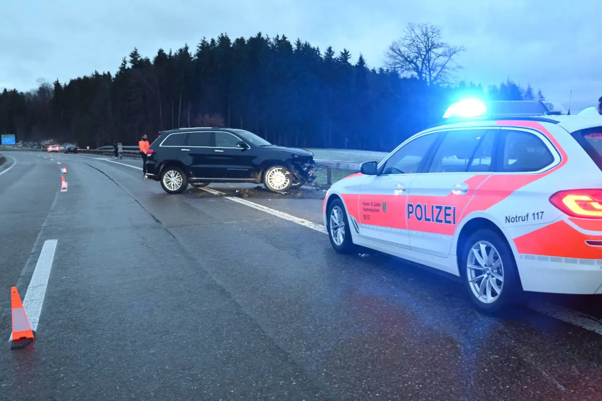 A1 Gossau SG – Mit Sommerreifen Unfall verursacht