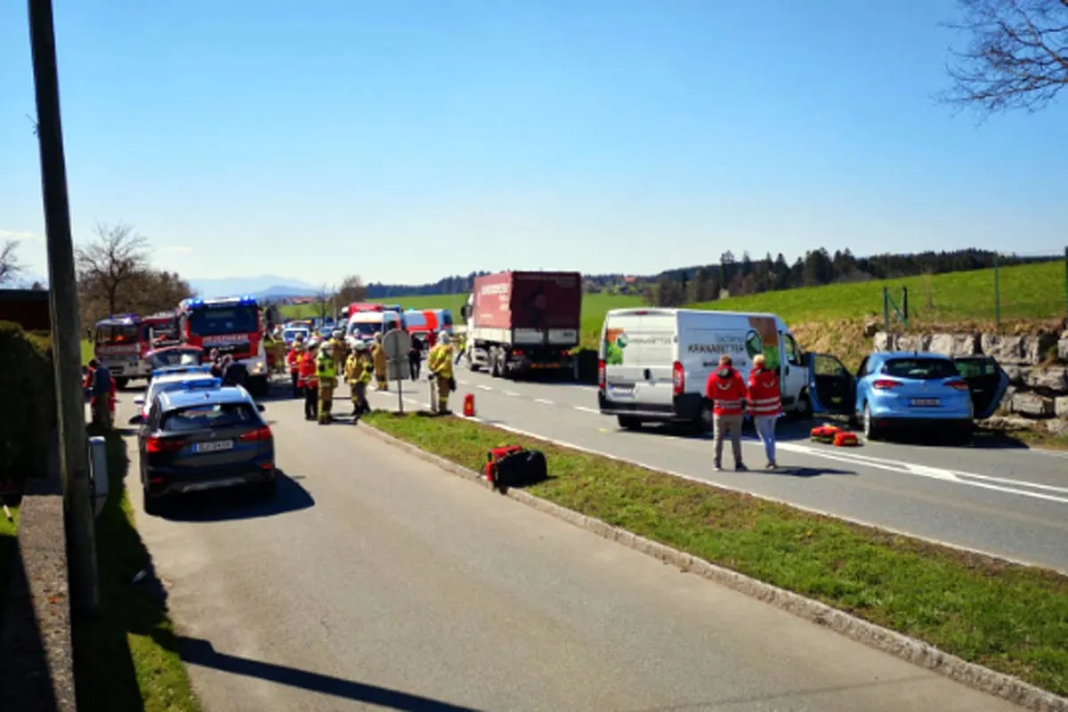Verkehrschaos in Eugendorf - 6 Verletzte bei schwerem Unfall
