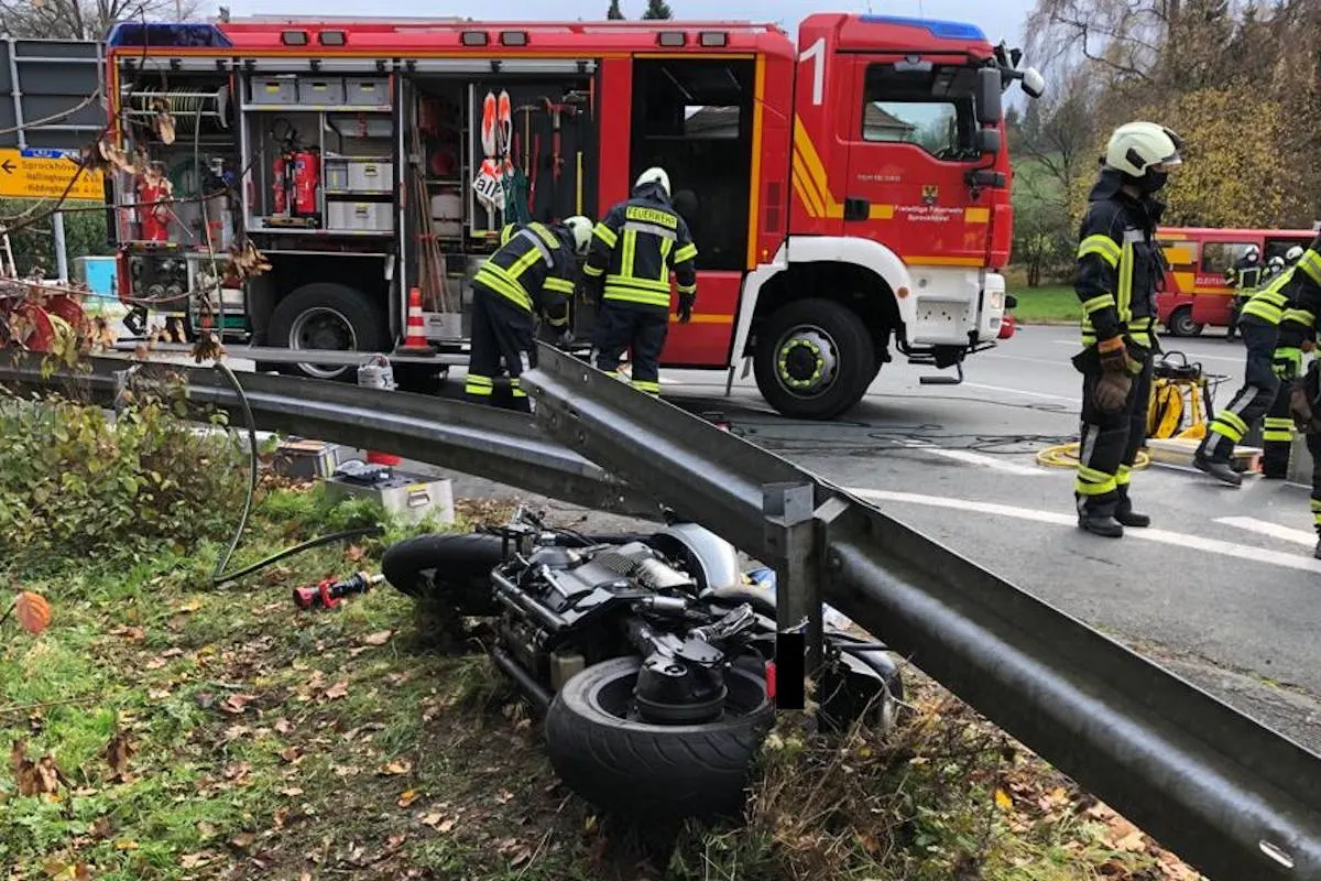 Unfall in Sprockhövel – Feuerwehr befreit eingeklemmten Motorradfahrer unter Leitplanke