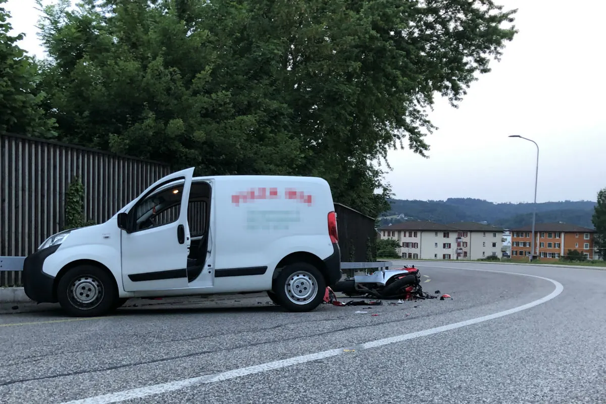 Strengelbach AG - Motorrad kollidiert mit schleuderndem Auto