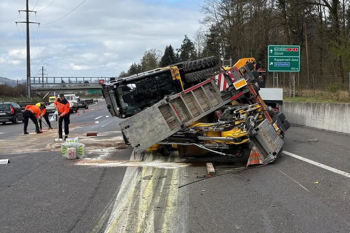 Unfall auf A1 Brüttisellen ZH  – Radbagger fällt auf Fahrbahn