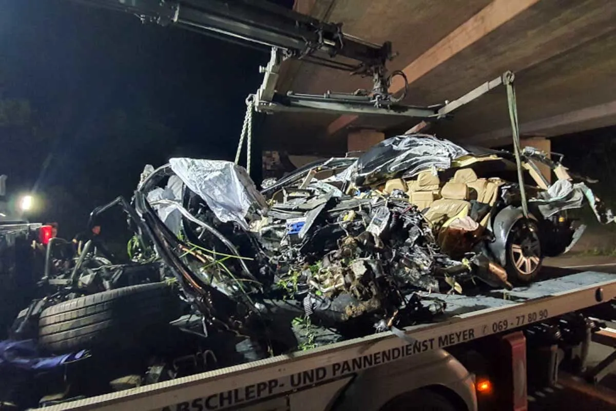 Unfall vorsätzlich in Kelkheim verursacht? - 19-Jähriger kracht gegen Brückenpfeiler - tot!