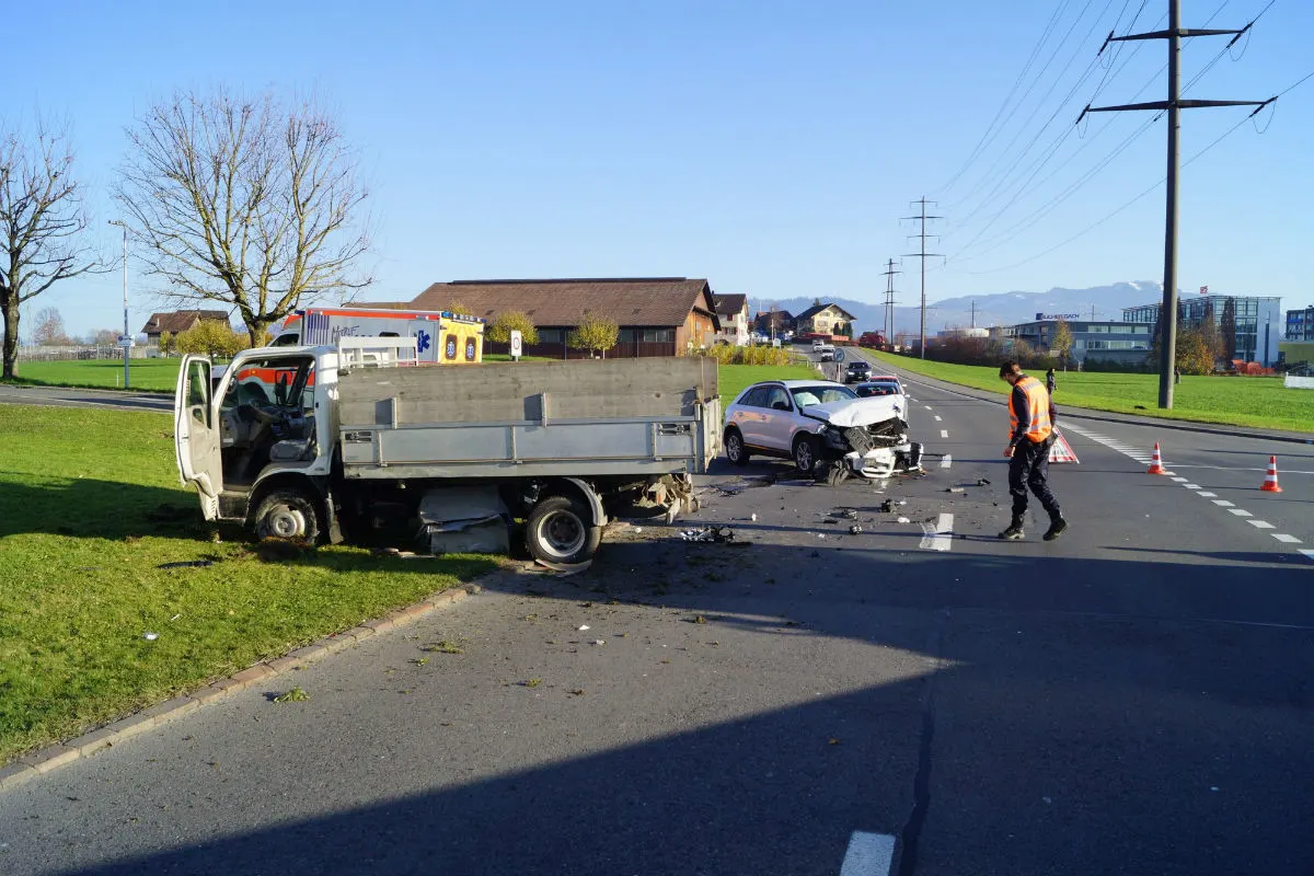 Risch Rotkreuz ZG - Heftige Kollision zwischen Auto und Lieferwagen