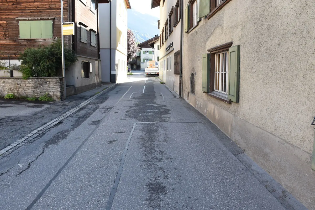 Unfall in Küblis GR – Lieferwagen prallt gegen Hausfassade