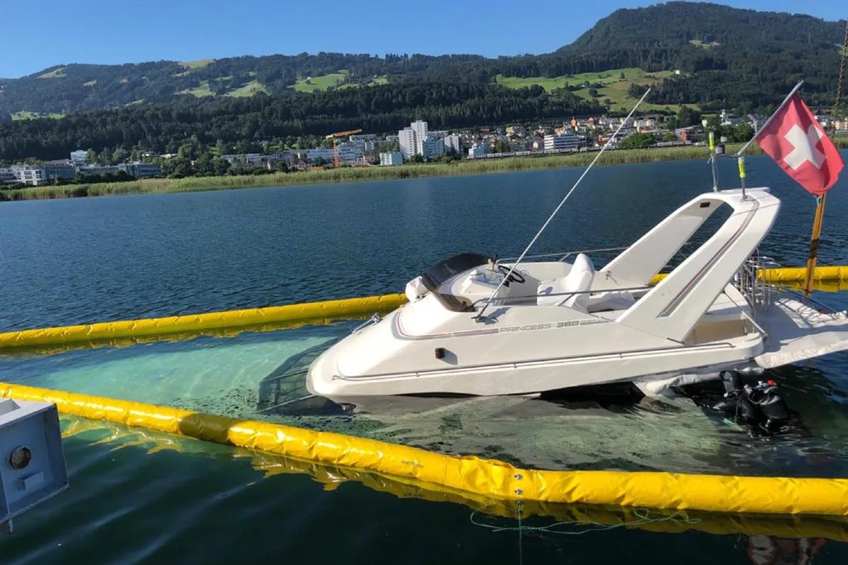 Spektakuläre Rettungsaktion in Pfäffikon SZ - Aufwändige Bergung eines 10 Tonnen schweren Motorboots