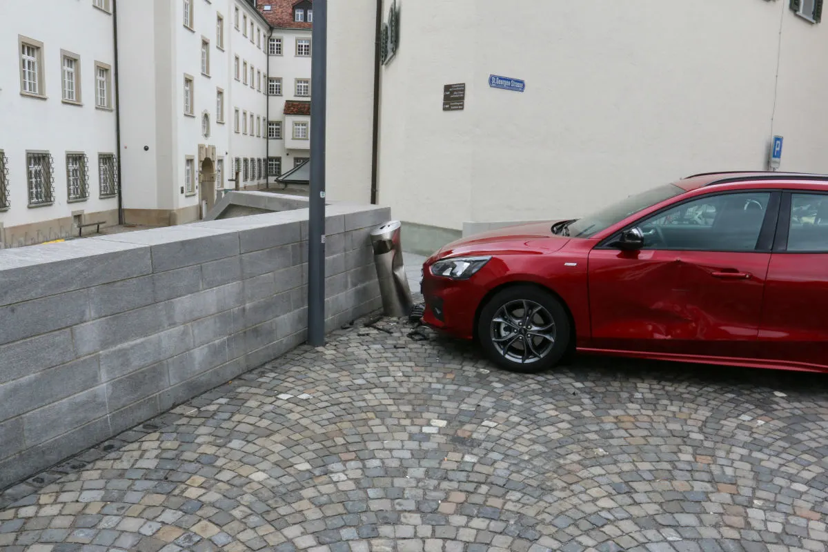 St.Gallen SG - Fahrzeug rollt Strasse hinunter