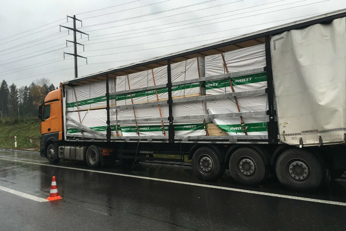 Baar ZG - Holzladung ungenügend gesichert