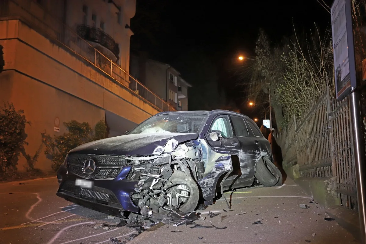 St. Gallen - Frau baut in fahrunfähigem Zustand Totalschaden 