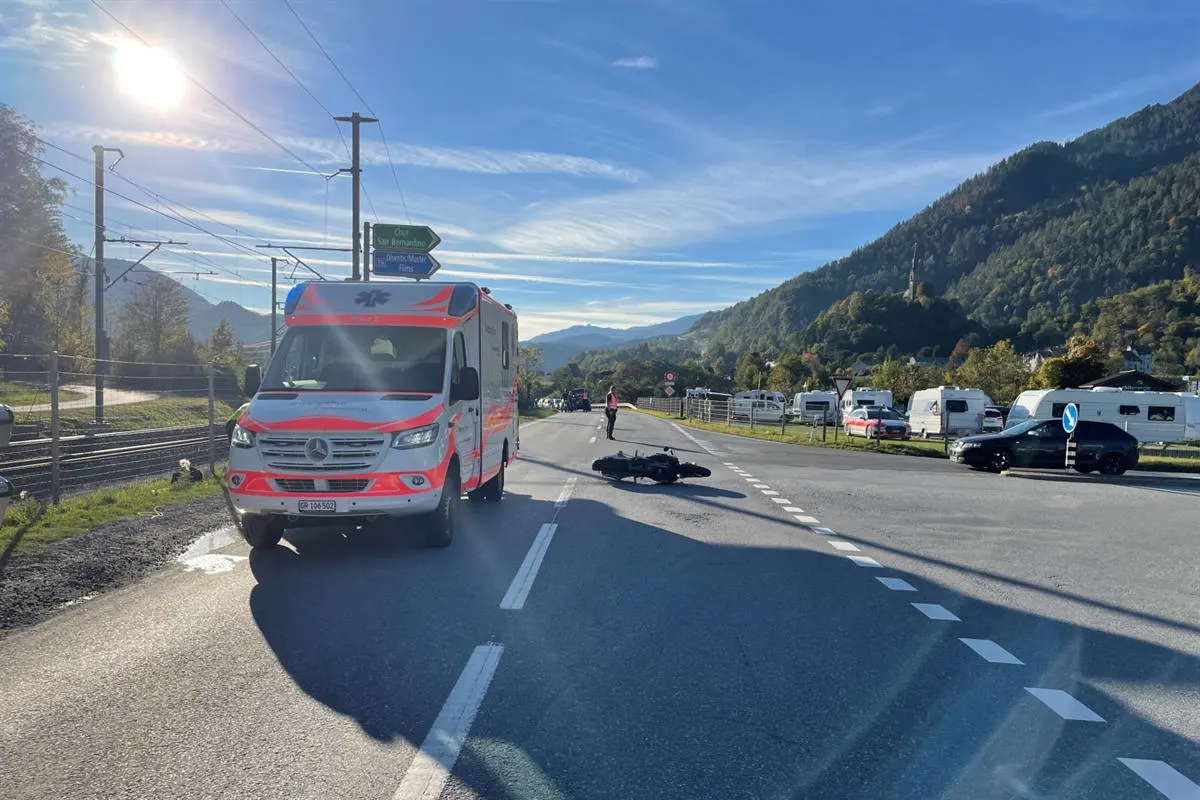 Domat/Ems GR – Auto kollidiert beim Abbiegen mit Motorrad