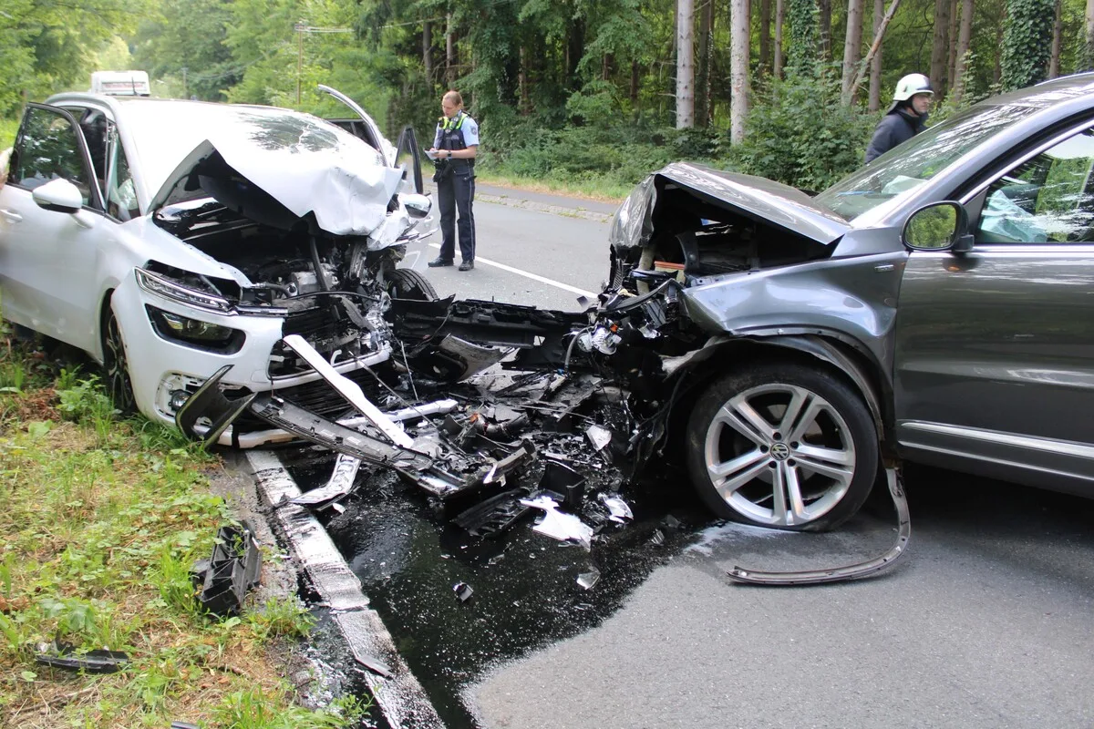 Overath NW - Mehrere Verletzte nach frontaler Kollision 