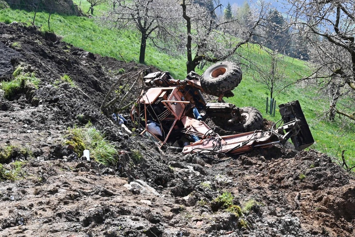 Unfall in Walchwil ZG - Mann rutscht mit Bagger Bord hinunter und verletzt sich 