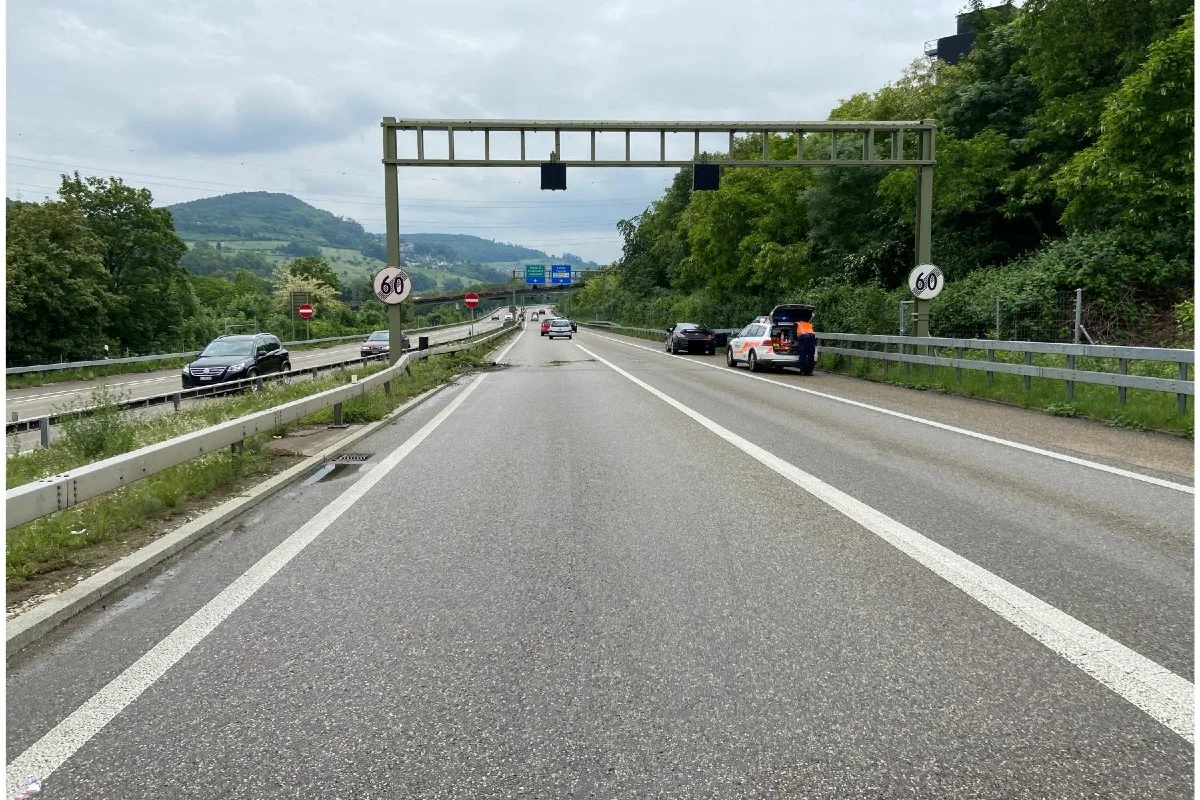 Pratteln BL - Personenwagen gerät ins Schleudern und kollidiert mit Leitplanke