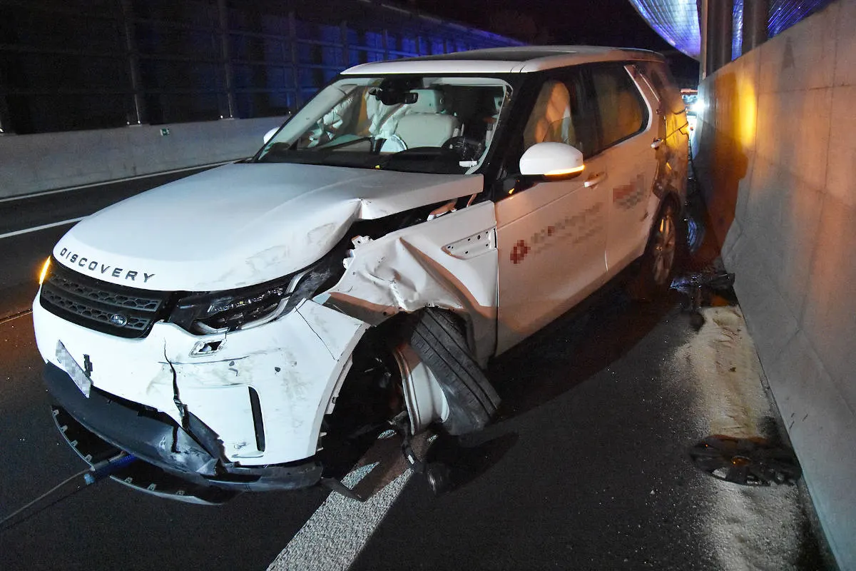 A2 Hergiswil NW – In Lärmschutzgalerie gekracht auf der Autobahn 