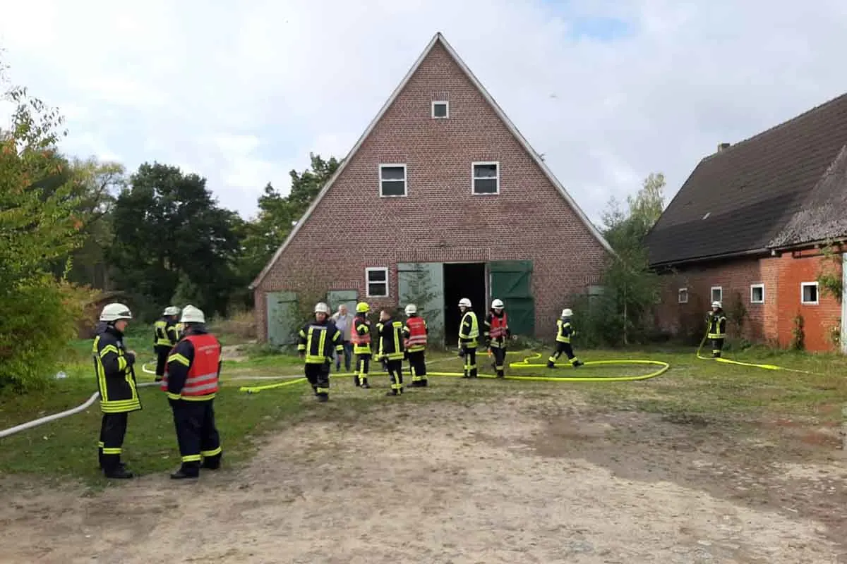 Grosser Feuerwehreinsatz in Fredenbeck - Kinder entzünden Feuer in landwirtschaftlichen Gebäude