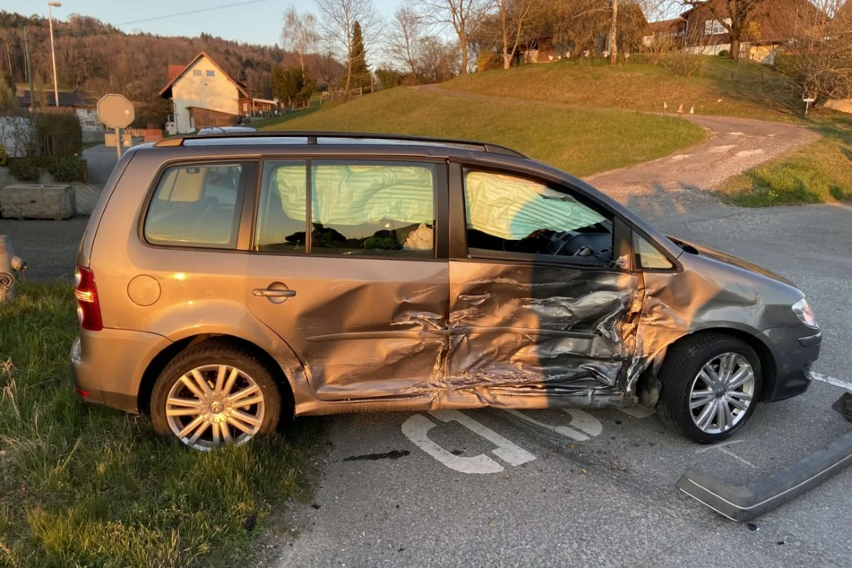 Hendschiken AG -  Unfall mit drei Fahrzeugen - 36-Jährige musste Führerschein abgeben