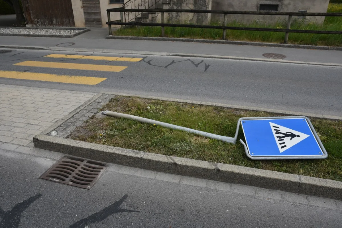 Triesen FL - Auto fährt in Signaltafel