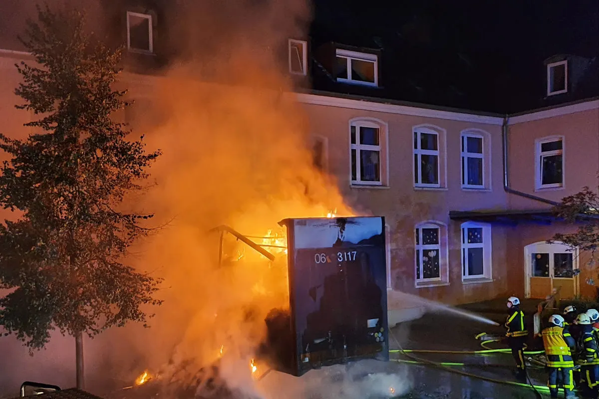 Dorsten – Brennender Auflieger greift auf Gebäude über