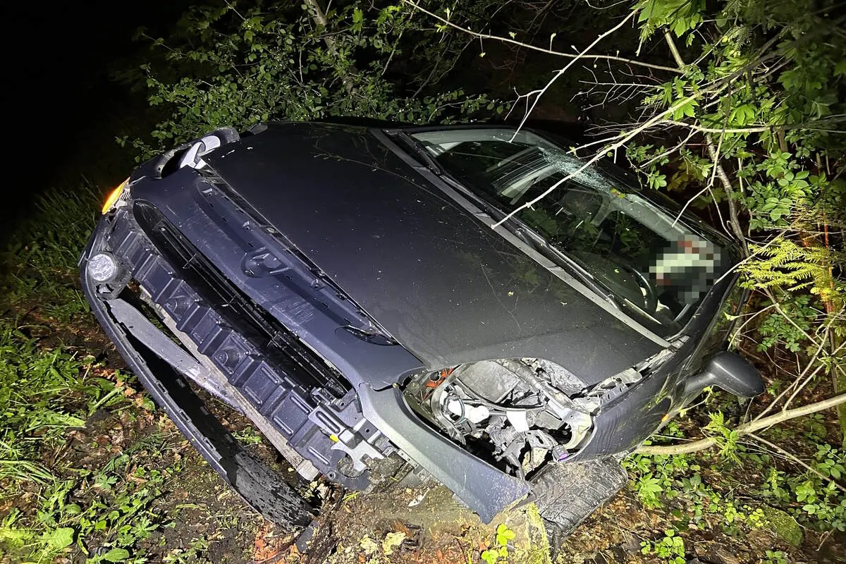 Auto kollidiert mit Baumstrunk in Gebertingen SG