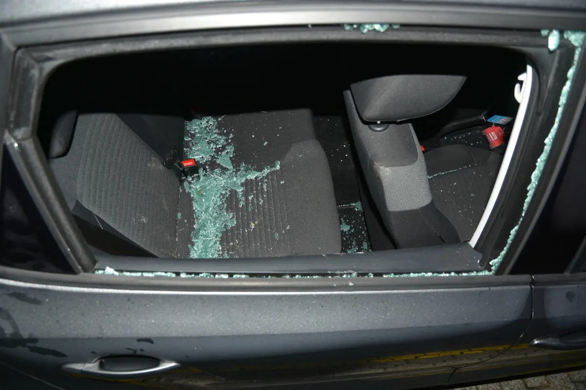 Schaan/Triesenberg FL - Autoscheibe eingeschlagen und Arbeitsunfall