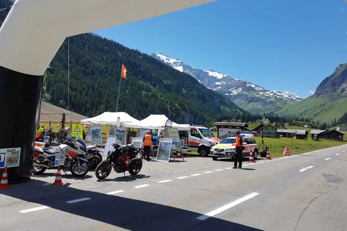 Urnerboden UR -SuperBiker 2018 - Zahlreiche Motorradfahrer informieren sich auf dem Urnerboden