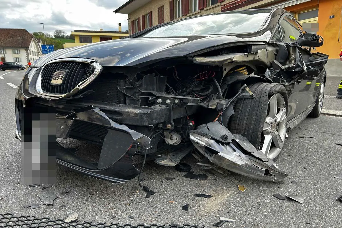 Kollision zwischen zwei Autos in Boniswil AG