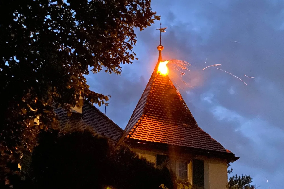 Kanton Schwyz - Feuerwehreinsätze wegen Blitzeinschlägen und Hochwasser