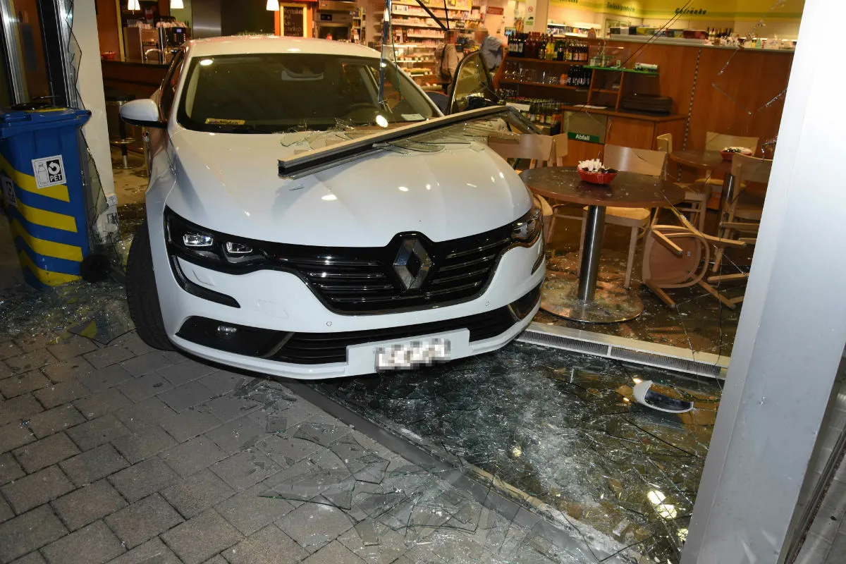 Schwarzenbach SG - Fahrunfähig in Tankstelle geprallt