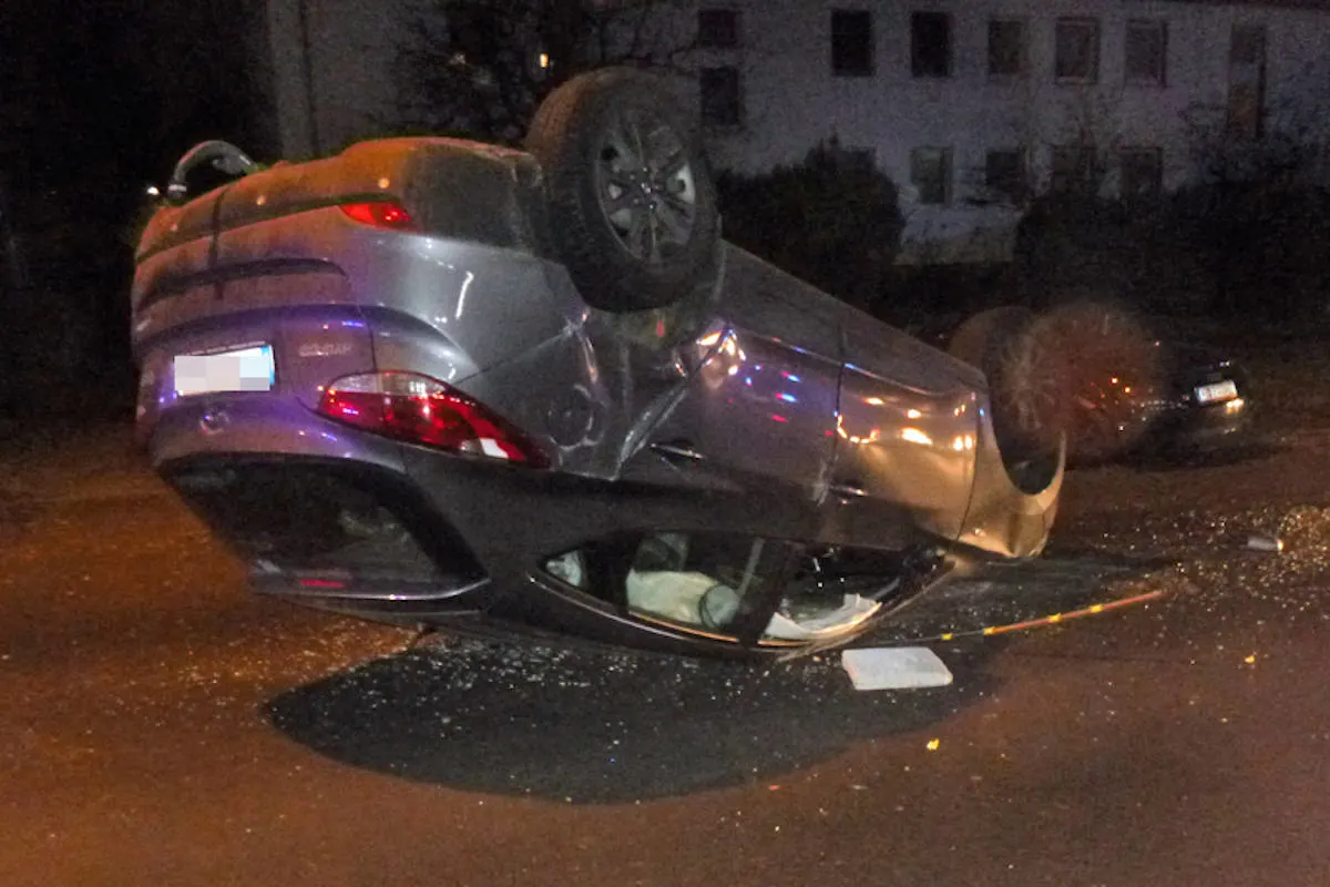 Kassel-Bettenhausen – Auto überschlägt sich – Fahrerin schwer verletzt