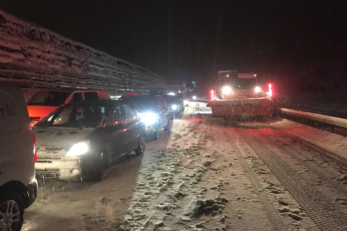 Kanton Fribourg - Verkehrsbehinderungen nach starken Schneefällen