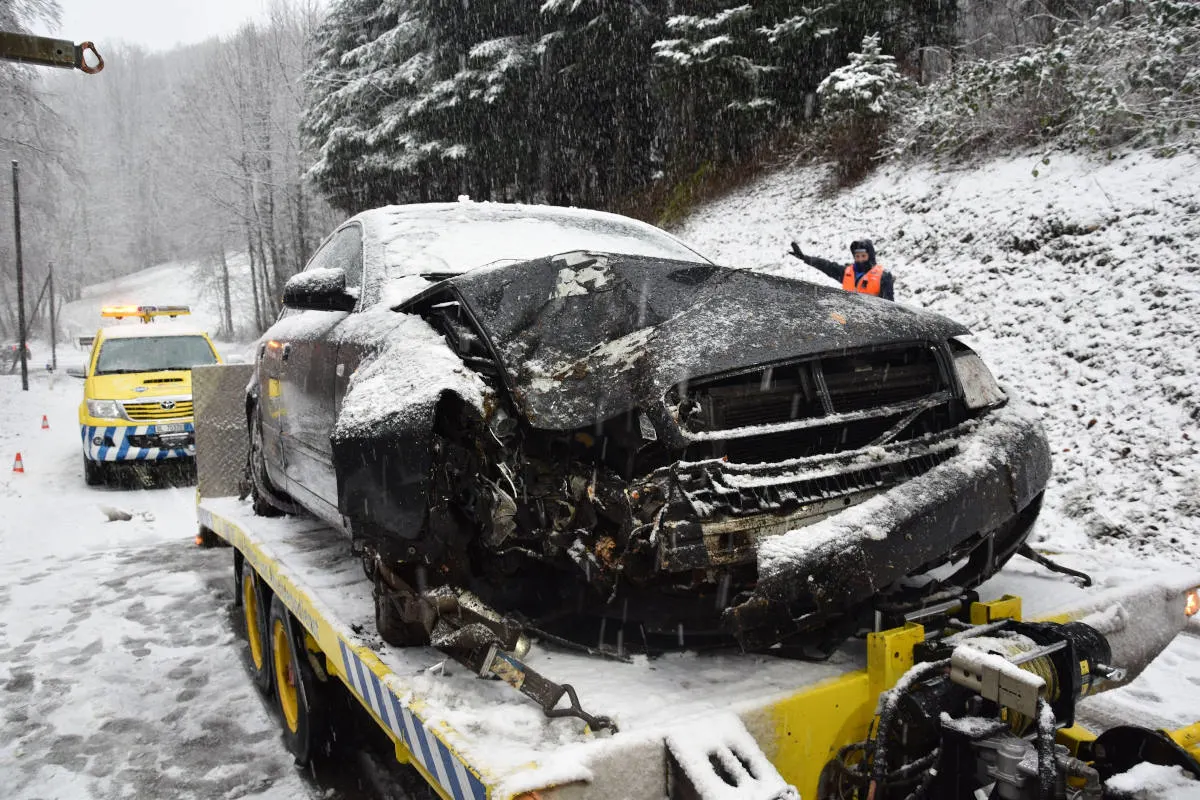 Metzerlen SO – Auto kommt von Strasse ab und prallt in Baum