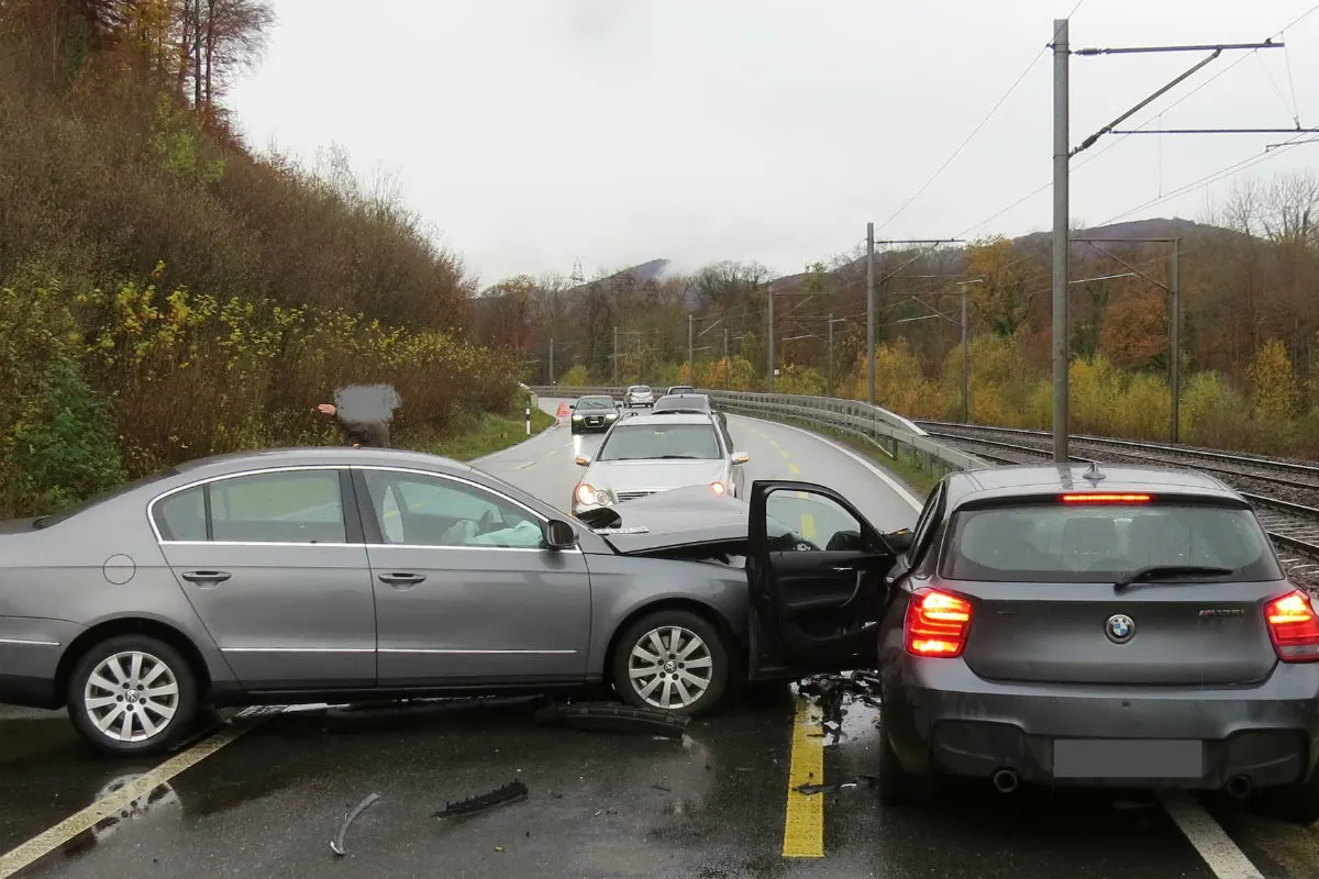 Brugg  AG - Heftiger Zusammenprall zwischen zwei Fahrzeugen