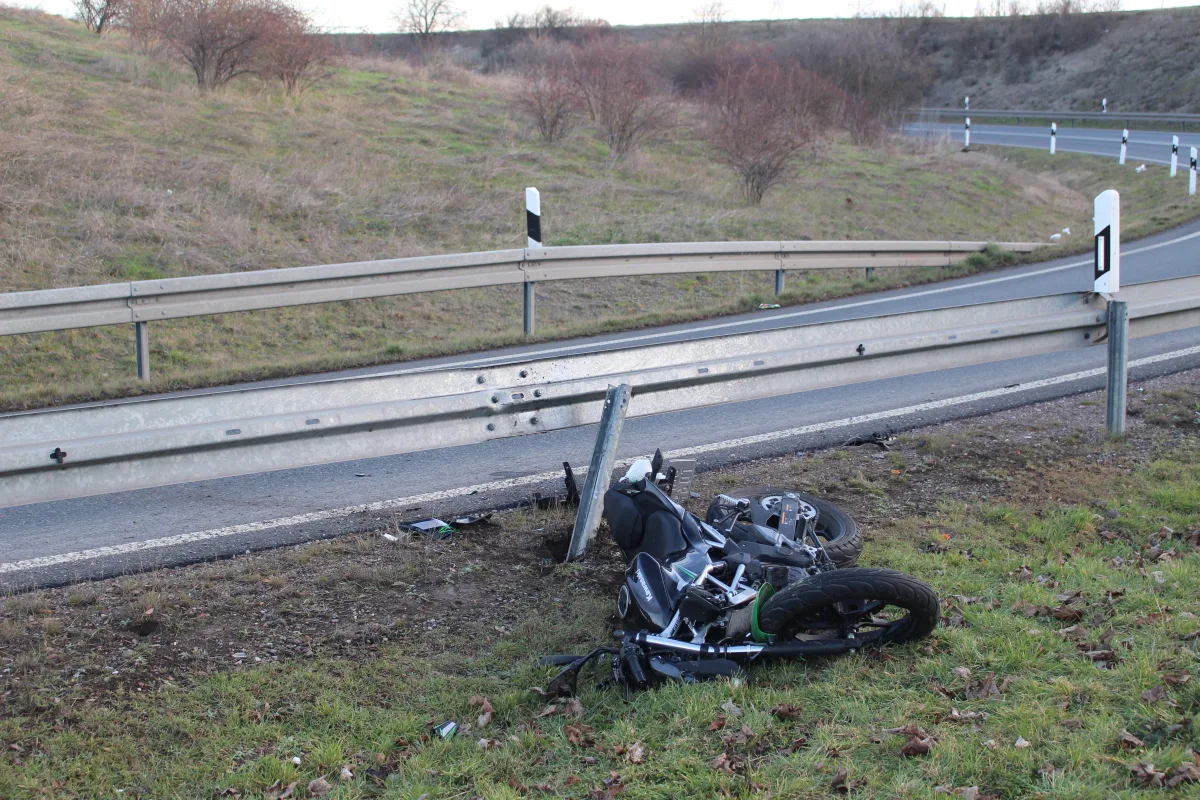 Jugendlicher Motorradfahrer bei Unfall leicht verletzt: Motorrad wirtschaftlicher Totalschaden