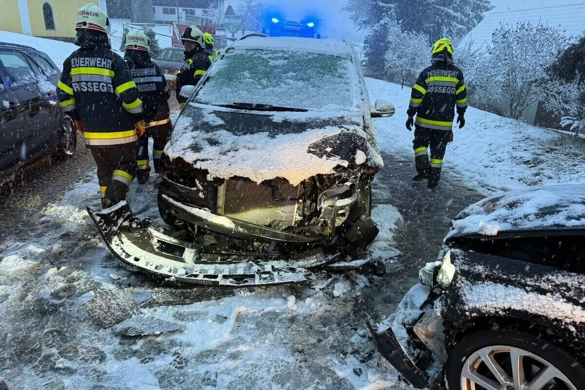 Rossegg – Unfall auf schneebedeckter Fahrbahn