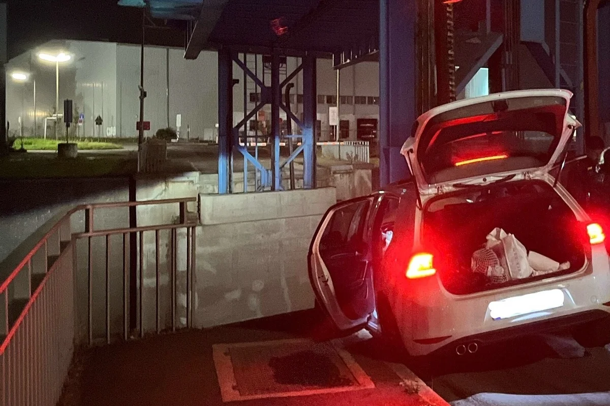Düsseldorf - Während der Flucht vor der Polizei verunfallt