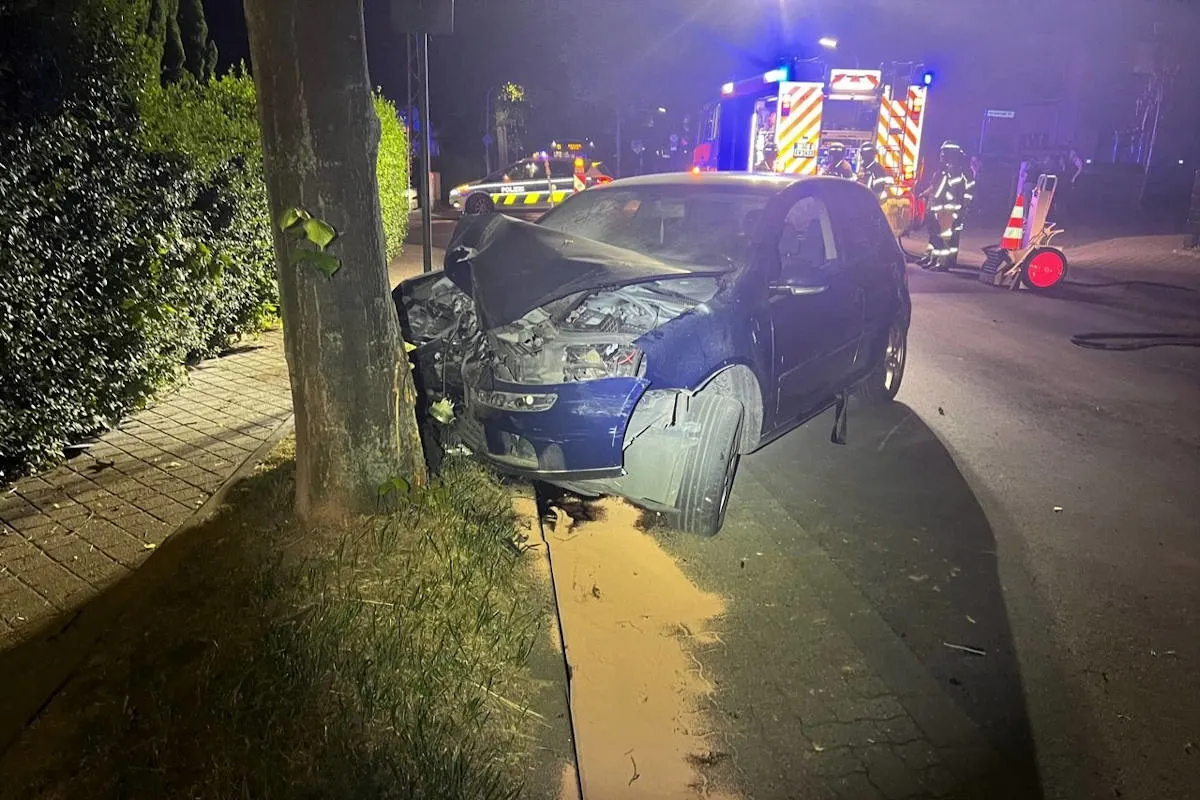 Alsdorf – Verdacht auf Alkohol am Steuer – Pkw prallt gegen Baum