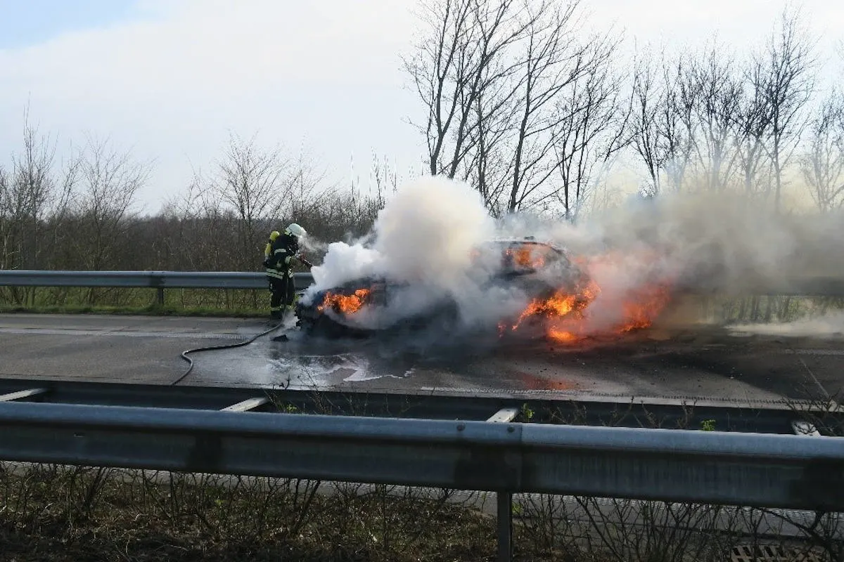 A29 Ahlhorn – Pkw-Vollbrand auf der Autobahn – Mehrstündige Vollsperrung