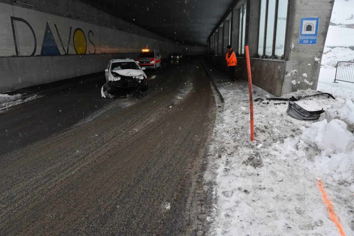 Davos GR - Totalschaden nach Kollision mit Tunnelportal