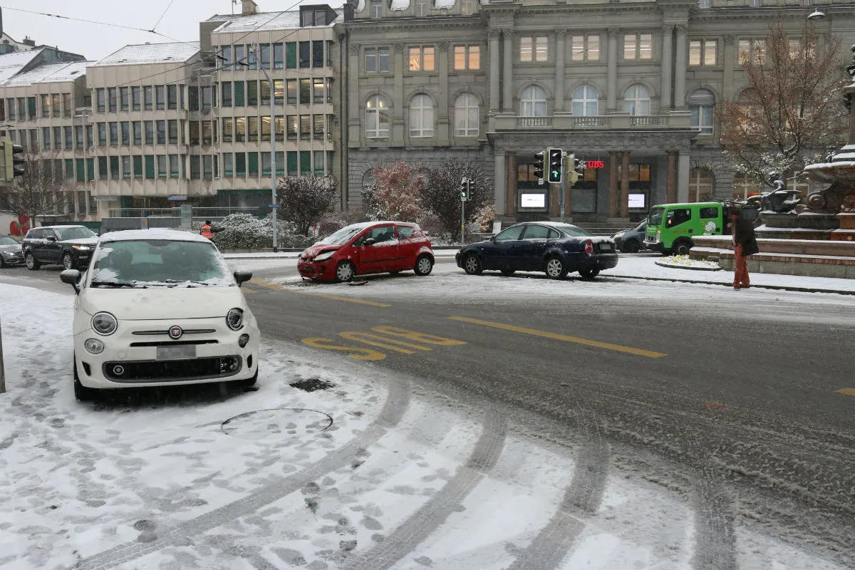 St. Gallen SG - Drei Unfälle auf schneebedeckten Fahrbahnen