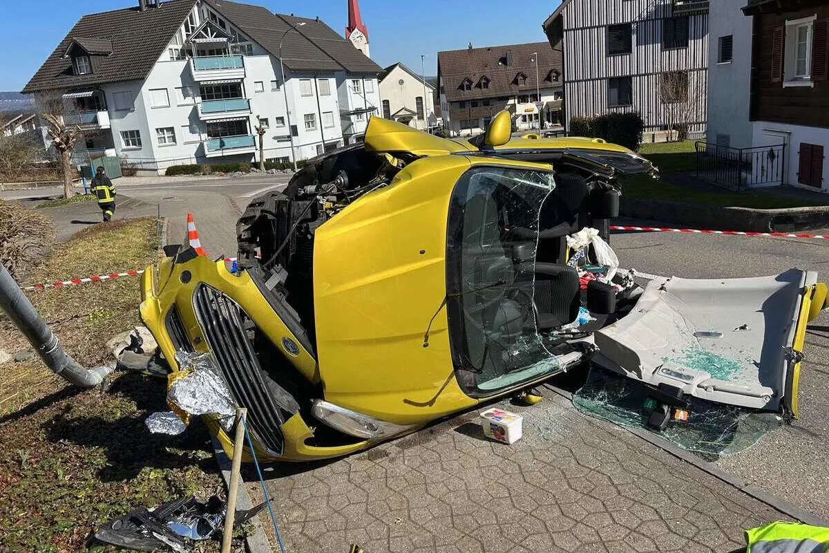 Heftiger Unfall in Mühlau AG – Feuerwehr befreit Lenkerin aus Auto 