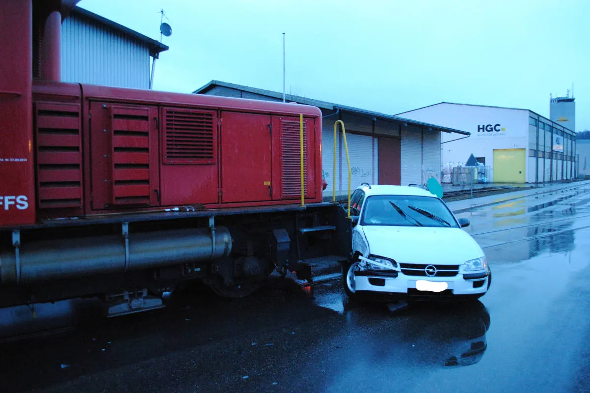 Stadt Schaffhausen SH - Auto kollidiert mit Rangierlokomotive