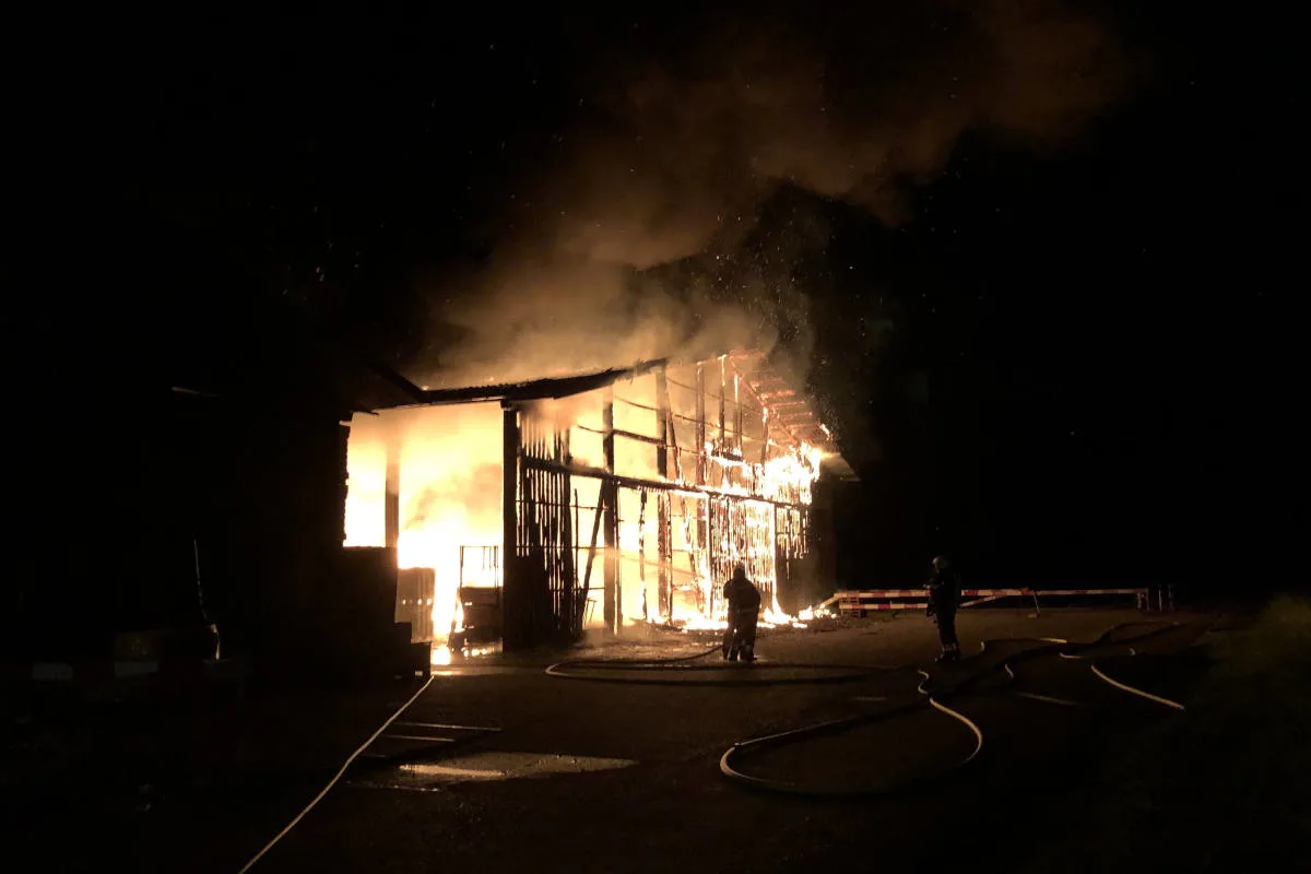 Weiach ZH – Hoher Sachsachaden beim Brand einer Lagerhalle