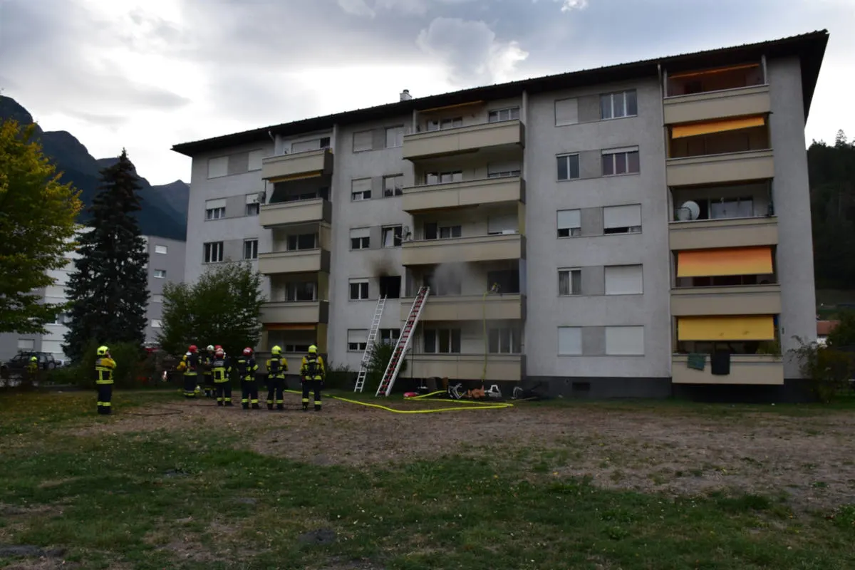 Thusis GR - Brand in Mehrfamilienhaus mit starker Rauchentwicklung