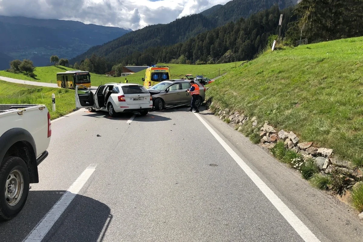 Heftige Frontalkollision in Alvaneu Dorf GR -  Auto gerät auf die Gegenfahrbahn